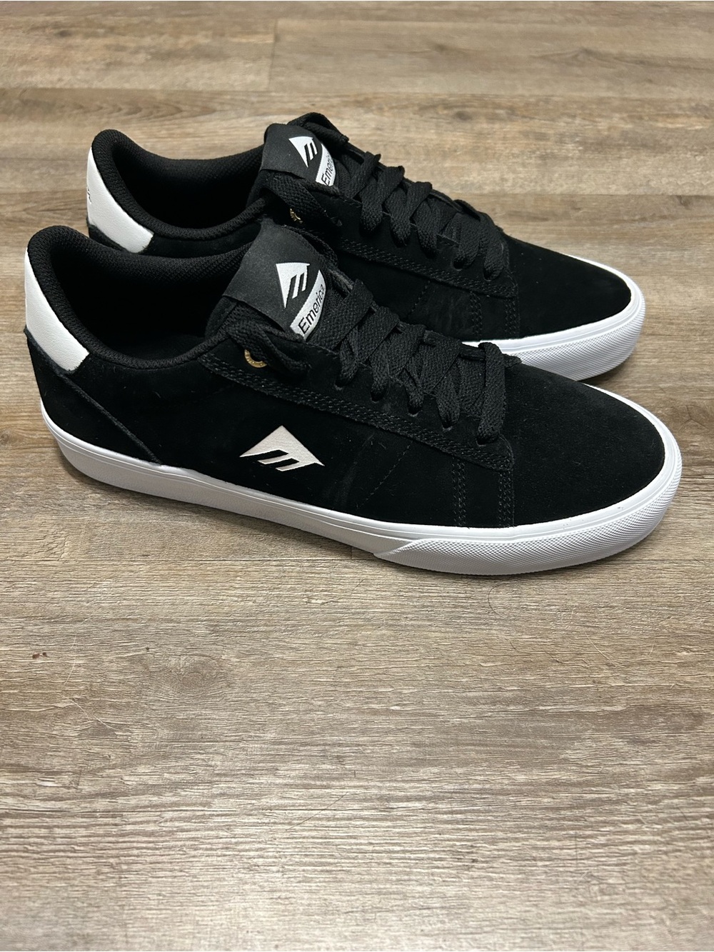 Emerica Moca Men’s Size 9 Black White Suede Low-Top Skateboard Shoes NEW